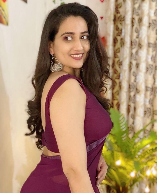 Anchor Manjusha side pics Discussions